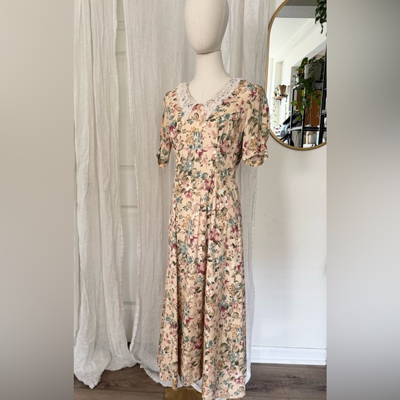 Vintage Beige Floral Maxi Dress with Lace Collar - Picture 8 of 9